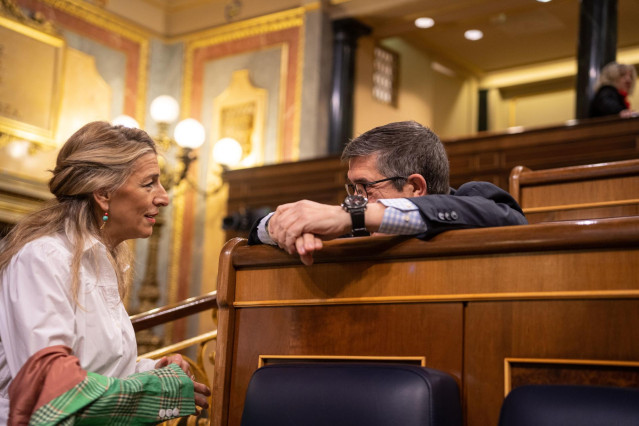 La vicepresidenta segunda y ministra de Trabajo, Yolanda Díaz y el portavoz del PSOE en el Congreso de los Diputados, Patxi López, durante una sesión de control al Gobierno, en el Congreso de los Diputados, a 8 de febrero de 2023, en Madrid (España).