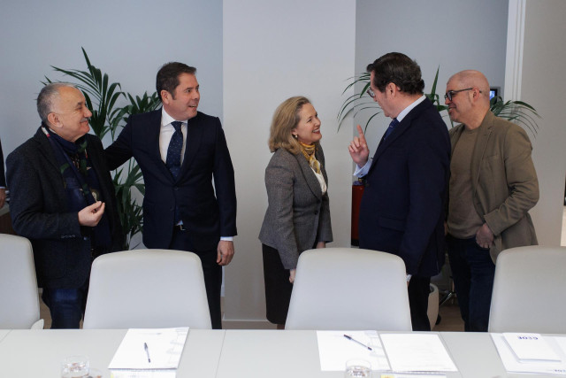 (I-D) El secretario general de UGT, Pepe Álvarez; el presidente de CEPYME, Gerardo Cuerva, Gerardo Cuerva; la vicepresidenta primera y ministra de Asuntos Económicos y Transformación Digital, Nadia Calviño; el presidente de la CEOE, Antonio Garamendi; y e