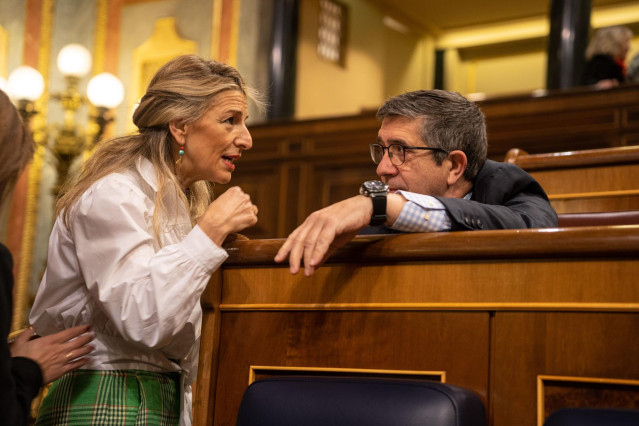 La vicepresidenta segunda y ministra de Trabajo y Economía Social, Yolanda Díaz y el portavoz del PSOE en el Congreso de los Diputados, Patxi López, conversan durante una sesión de control al Gobierno, en el Congreso de los Diputados.