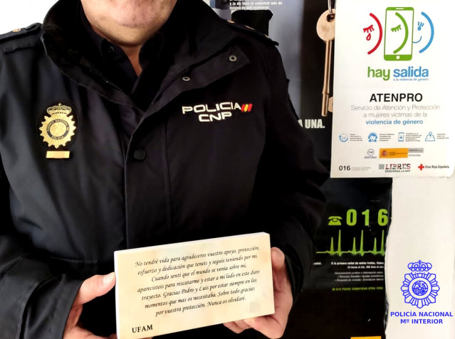Archivo - Placa de agradecimiento entregada por una víctima de violencia de género a dos policías de la Comisaría de Torrelavega.
