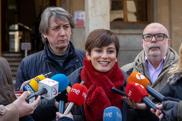 La ministra de Política Territorial y Portavoz del Gobierno, Isabel Rodríguez, atiende a medios a su llegada al Ayuntamiento de Soria.