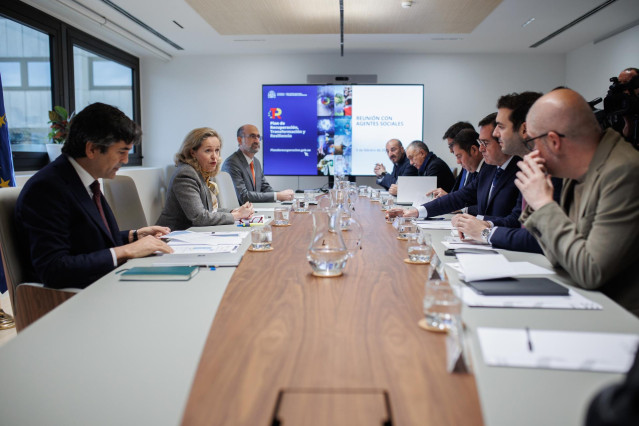 La vicepresidenta primera y ministra de Asuntos Económicos, Nadia Calviño, con los agentessociales, en la sede del Ministerio, a 9 de febrero de 2023, en Madrid (España).