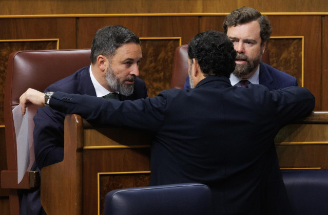 El líder de Vox, Santiago Abascal y el portavoz de Vox en el Congreso, Iván Espinosa de los Monteros, en el Pleno del Congreso