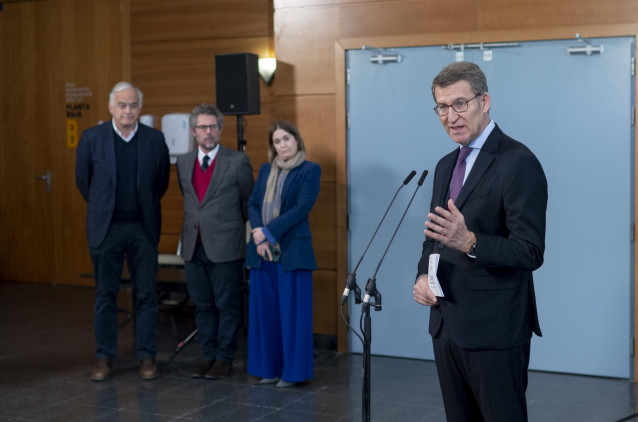 El presidente del PP, Alberto Núñez Feijóo, ofrece una rueda de prensa tras su visita a la Escuela de Cinematografía y del Audiovisual de la Comunidad de Madrid (ECAM), en la ciudad de la Imagen, a 9 de febrero  de 2023, en Pozuelo de Alarcón, Madrid (Esp