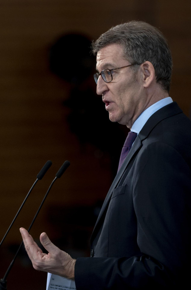El presidente del PP, Alberto Núñez Feijóo, ofrece una rueda de prensa tras su visita a la Escuela de Cinematografía y del Audiovisual de la Comunidad de Madrid (ECAM), en la ciudad de la Imagen, a 9 de febrero  de 2023, en Pozuelo de Alarcón, Madrid (Esp