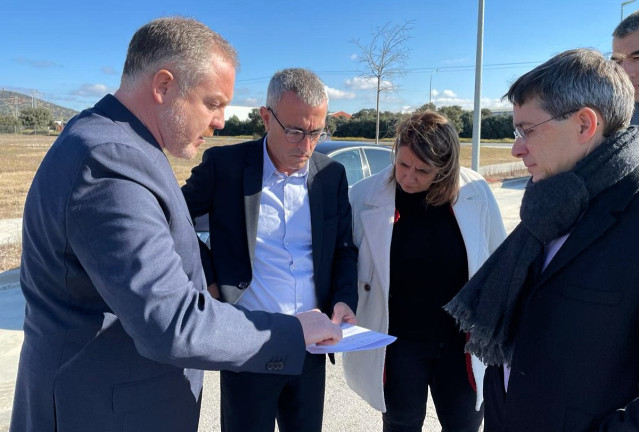 El director general de Sepes, Fidel Vázquez, en el parque empresarial Torrehierro junto a la alcaldesa de Talavera, Tita García Élez