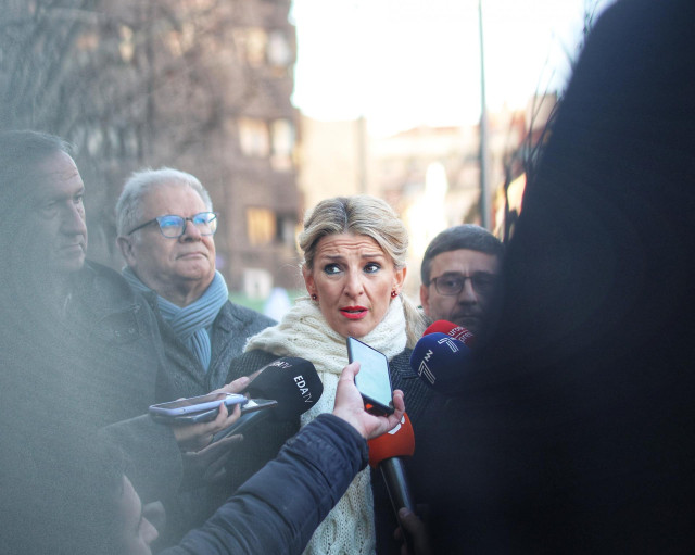 La vicepresidenta segunda y ministra de Trabajo y Economía Social, Yolanda Díaz, atiende a medios a su llegada a un encuentro sectorial de Sumar, a 9 de febrero de 2023, en Madrid (España).