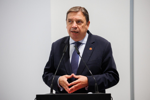 Archivo - El ministro de Agricultura, Pesca y Alimentación, Luis Planas, inaugura el XXI Salón de los Mejores Vinos de España en el Pabellón 5 de IFEMA Madrid, a 22 de noviembre de 2021, en Madrid, (España). En este salón se presentan cerca de 400 bodegas