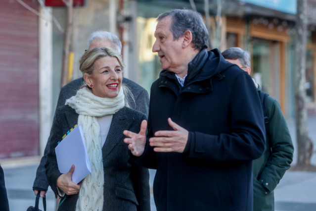 La vicepresidenta segunda y ministra de Trabajo y Economía Social, Yolanda Díaz, y el presidente de Gestha, Carlos Cruzado, a su llegada a un encuentro sectorial de Sumar, a 9 de febrero de 2023, en Madrid (España).