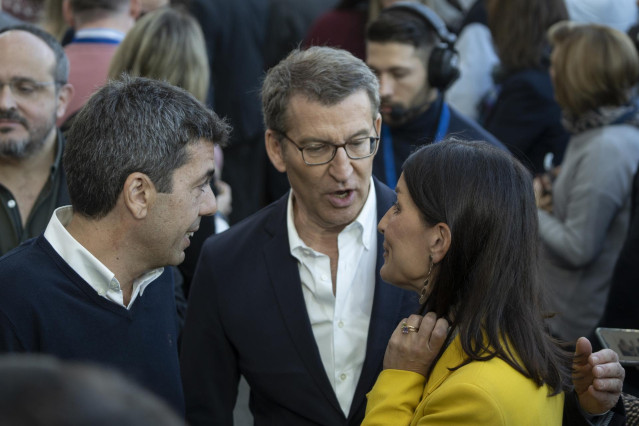 (I-D) El presidente del PPCV, Carlos Mazón; el presidente del Partido Popular, Alberto Núñez Feijóo, y la ex síndica de Ciudadanos en Les Corts Ruth Merino conversan a su llegada a la clausura de la 26 Intermunicipal del Partido Popular (PP), a 5 de febre
