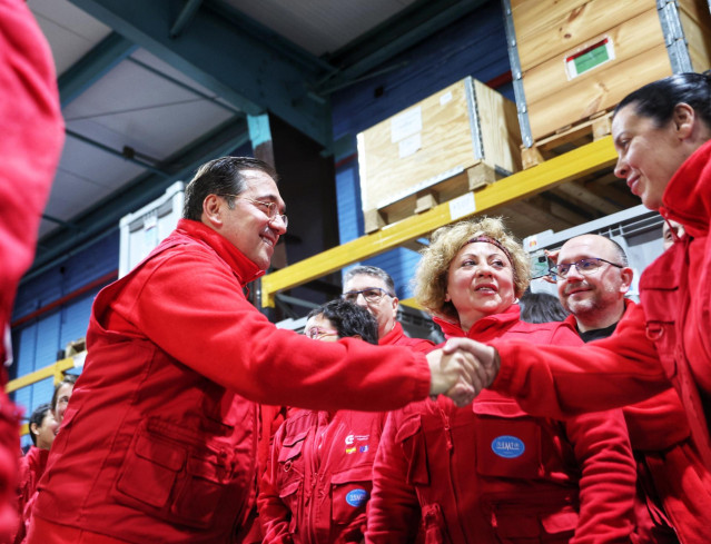 El ministro de Asuntos Exteriores, Unión Europea y Cooperación, José Manuel Albares, asiste al envío del hospital de emergencias ‘START’ a Turquía, desde la base aérea de Torrejón de Ardoz, a 9 de febrero de 2023, en Torrejón de Ardoz, Madrid (España).