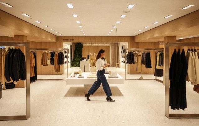 Archivo - Una chica en una macrotienda de Zara