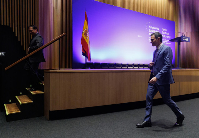 El presidente del Gobierno de España, Pedro Sánchez (d), durante un acto organizado por la Oficina Nacional de Prospectiva y Estrategia, en el Ministerio de Exteriores, a 6 de febrero de 2023, en Madrid (España).