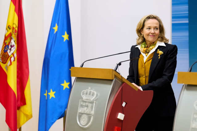 La vicepresidenta primera del Gobierno de España y ministra de Asuntos Económicos y Transformación Digital, Nadia Calviño, comparece ante los medios en la sede del Gobierno de Cantabria