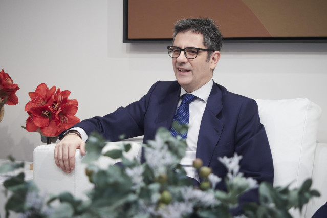 El ministro de la Presidencia, Relaciones con las Cortes y Memoria Democrática, Félix Bolaños, durante su encuentro con la presidenta de Navarra, María Chivite, en el Palacio de Navarra, a 10 de febrero de 2023, en Pamplona, Navarra (España). Tras su reun