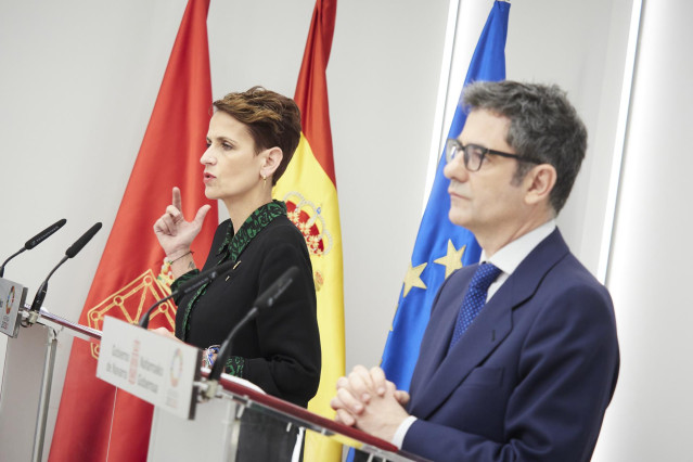 La presidenta de Navarra, María Chivite, y el ministro de la Presidencia, Relaciones con las Cortes y Memoria Democrática, Félix Bolaños, intervienen durante su encuentro, en el Palacio de Navarra, a 10 de febrero de 2023, en Pamplona, Navarra (España). T