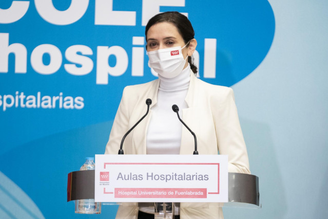 La presidenta de la Comunidad de Madrid, Isabel Díaz Ayuso, interviene durante su visita al aula escolar del Hospital público Universitario de Fuenlabrada, a 10 de febrero de 2023, en Fuenlabrada, Madrid (España).