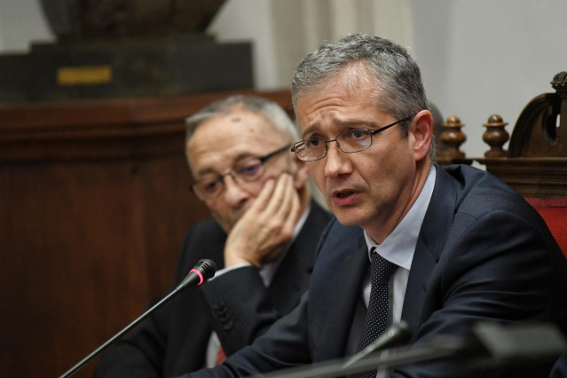 (I-D)  El economista Julio Segura Sánchez, y el gobernador del Banco de España, Pablo Hernández de Cos, durante el homenaje al economista Enrique Fuentes Quintana en la Real Academia de Ciencias Morales y Políticas, a 16 de enero de 2023, en Madrid (Españ