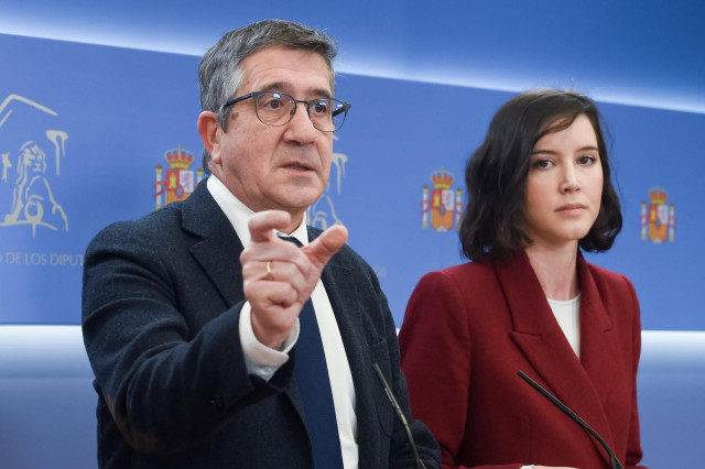 El portavoz del PSOE en el Congreso de los Diputados, Patxi López y la secretaria de Igualdad en la Comisión Ejecutiva Federal del PSOE, Andrea Fernández.