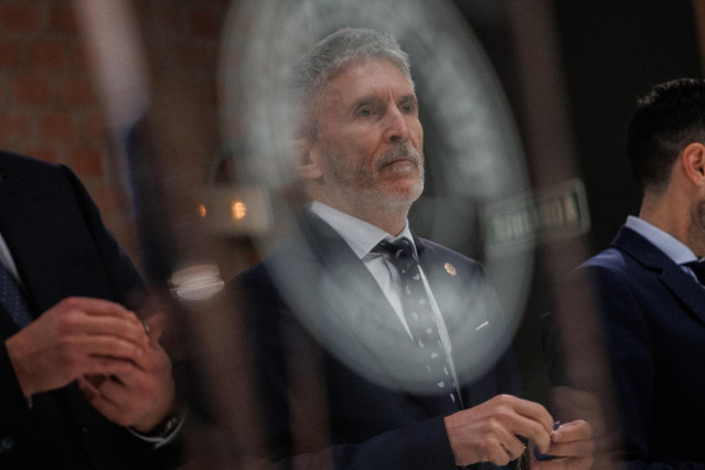 El ministro del Interior, Fernando Grande-Marlaska, durante la entrega de las medallas de Protección Civil en la Escuela Nacional