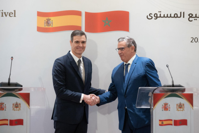 El presidente del Gobierno, Pedro Sánchez y el jefe de Gobierno del Reino de Marruecos, Aziz Akhannouch, se dan la manos tras realizar una declaración institucional a los medios de comunicación, en Rabat (Marruecos).