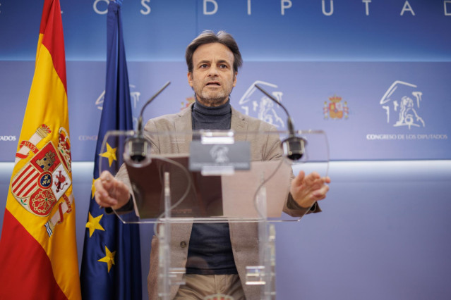 El presidente del grupo parlamentario de Unidas Podemos en el Congreso, Jaume Asens, durante una rueda de prensa anterior a la reunión de la Junta de Portavoces, en el Congreso de los Diputados, a 7 de febrero de 2023, en Madrid (España).
