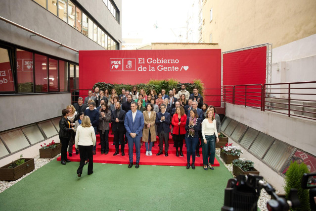 Foto de familia del secretario general del PSOE y presidente del Gobierno, Pedro Sánchez, junto a varios ministros del Gobierno y demás miemrbros del PSOE, a su llegada a la reunión de la Ejecutiva Federal del PSOE, en la sede del partido, a 13 de enero.