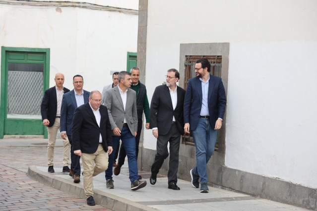 El vicesecretario nacional de Organización del PP, Miguel Tellado, el presidente del PP de Canarias, Manuel Domínguez, el expresidente Mariano Rajoy y el candidato a la Alcaldía de Telde, Sergio Ramos
