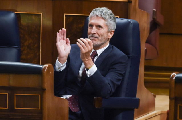 Archivo - El ministro del Interior, Fernando Grande-Marlaska, aplaude en una sesión plenaria en el Congreso de los Diputados, a 22 de noviembre de 2022, en Madrid (España). Los Presupuestos Generales del Estado (PGE) para 2023 llegaron al Pleno del Congre