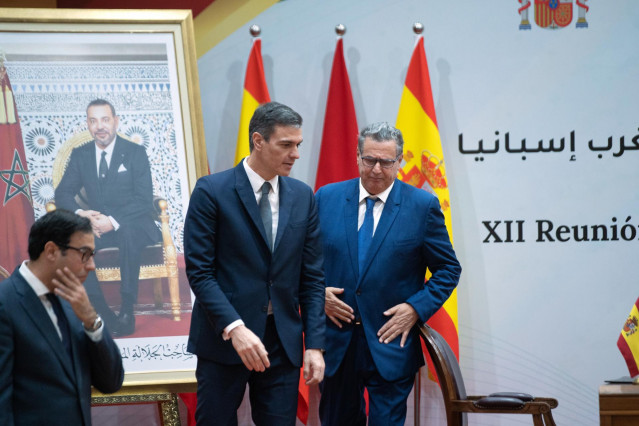 El presidente del Gobierno, Pedro Sánchez (i) y el jefe de Gobierno del Reino de Marruecos, Aziz Akhannouch (d), tras el acto de firma de acuerdos tras la reunión plenaria de la XII Reunión de Alto Nivel Marruecos-España