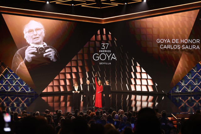 El hijo de Carlos Saura, Antonio; su mujer Eulàlia y su hija Anna, recogen el Goya de Honor 2023 por Carlos Saura, en la 37 edición de los Premios Goya a 11 de febrero de 2023, en Sevilla, Andalucía (España).
