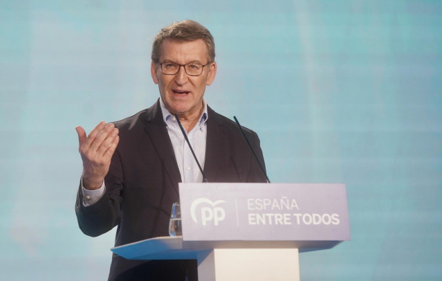 Archivo - El presidente del Partido Popular, Alberto Núñez Feijóo, interviene durante el acto de presentación de los candidatos a los municipios de más de 20.000 habitantes de Andalucía en el Hotel Barceló Renacimiento, a 12 de febrero de 2023 en Sevilla.