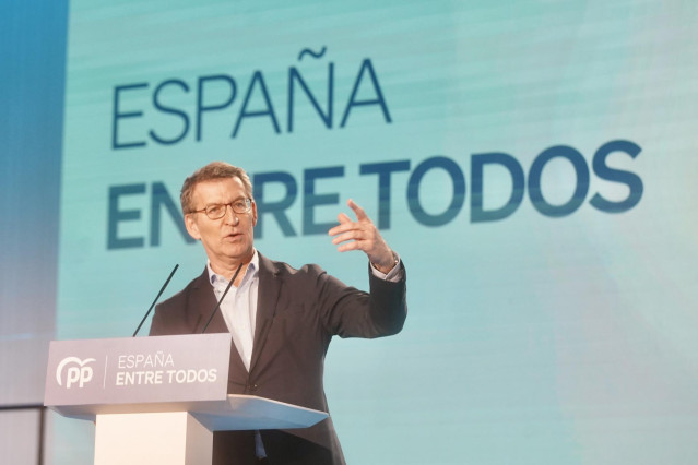 Archivo - El presidente del Partido Popular, Alberto Núñez Feijóo, interviene durante el acto de presentación de los candidatos a los municipios de más de 20.000 habitantes de Andalucía.