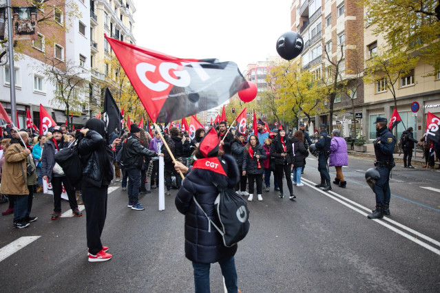 Archivo - Un grupo de personas con banderas de la CGT