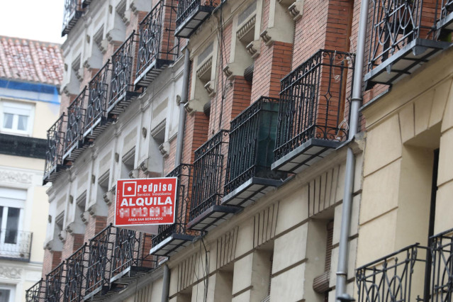 Archivo - Anuncio de un piso en alquiler, en Madrid (España), a 31 de marzo de 2020