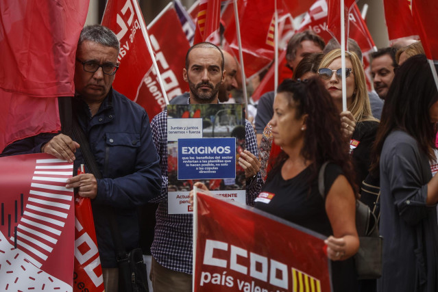 Archivo - Varios trabajadores del sector financiero se manifiestan delante de la sede de CaixaBank, a 28 de octubre de 2022, en Valencia, Comunidad Valenciana (España).