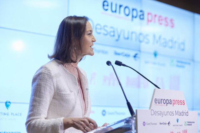 La ministra de Industria, Comercio y Turismo, Reyes Maroto, interviene durante un Desayuno Informativo de Europa Press, en el Auditorio ‘Meeting Place’, a 13 de febrero de 2023, en Madrid, (España).