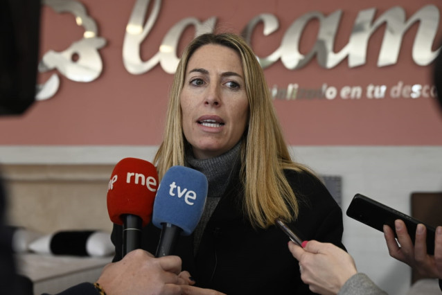 La presidenta del PP de Extremadura, María Guardiola, atiende a los medios de comunicación