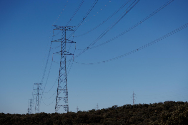 Varias torres de alta tensión, a 23 de enero de 2023, en San Sebastián de los Reyes, Madrid (España).