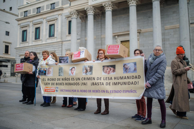 Varias personas pertenecientes a las asociaciones promotoras de la Ley de ‘bebés robados’ en el Estado español protestan antes de la entrega de más de 74.000 firmas, en el Congreso de los Diputados, a 7 de febrero de 2023, en Madrid (España).