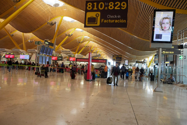 Archivo - Pasajeros en la zona de facturación de la Terminal 4 del aeropuerto Adolfo Suárez Madrid-Barajas