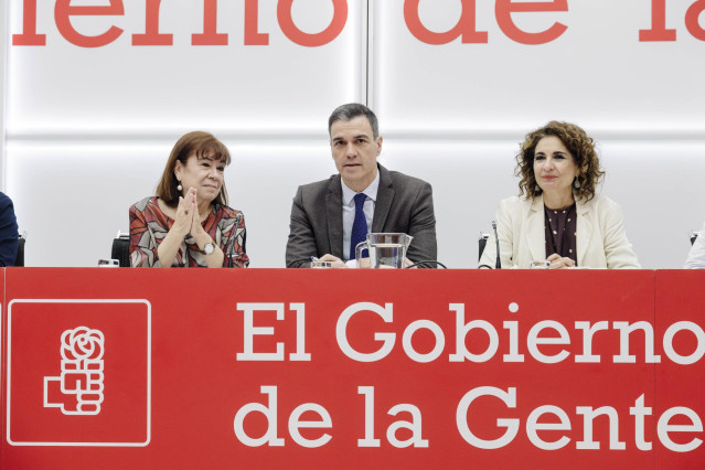 (I-D) La presidenta del PSOE, Cristina Narbona; el secretario general del PSOE y presidente del Gobierno, Pedro Sánchez, y la ministra de Hacienda y Función Pública, María Jesús Montero, durante la reunión de la Comisión Ejecutiva Federal en Ferraz, a 13