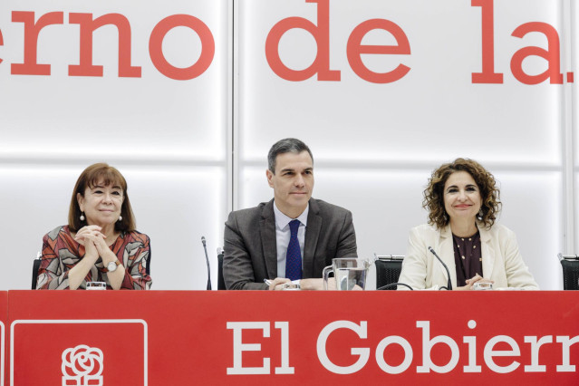 (I-D) La presidenta del PSOE, Cristina Narbona; el secretario general del PSOE y presidente del Gobierno, Pedro Sánchez, y la ministra de Hacienda y Función Pública, María Jesús Montero, durante la reunión de la Comisión Ejecutiva Federal en Ferraz, a 13