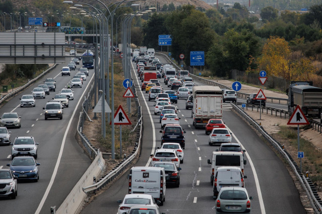 Archivo - Atasco en la autovía A-3 durante la operación salida por el puente de Todos los Santos, a 28 de octubre de 2022, en Madrid (España). La Dirección General de Tráfico (DGT) pone en marcha desde las 15.00 horas de hoy y hasta las 24.00 horas del ma