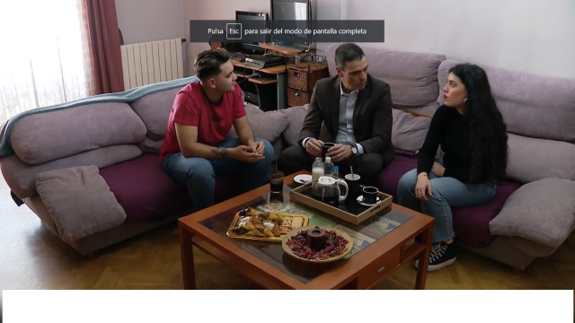 El presidente del Gobierno, Pedro Sánchez, mantiene un encuentro con dos jóvenes preceptores del salario mínimo.