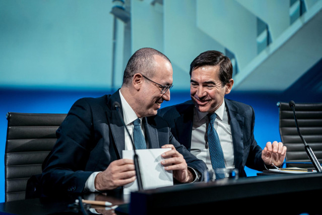 El consejero delegado de BBVA, Onur Genç (izda) y  presidente Carlos Torres Vila (dcha), durante la presentación de los resultados de BBVA de 2022