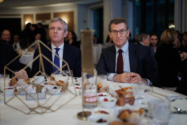 El presidente de la Xunta de Galicia y líder del Partido Popular gallego, Alfonso Rueda (c) y el presidente del PP, Alberto Núñez Feijóo, durante el foro de conversación de ‘El Debate’, en el Hotel Four Seasons, a 14 de febrero de 2023, en Madrid (España)