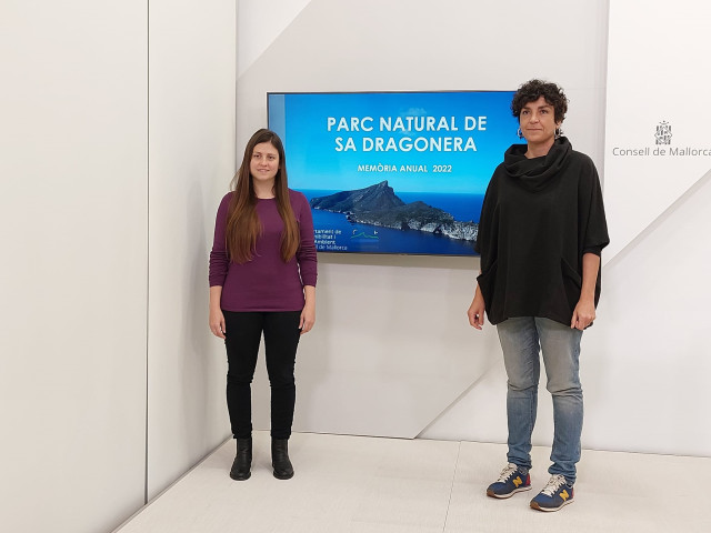 La vicepresidenta del Consell y consellera insular de Sostenibilidad y Medio Ambiente, Aurora Ribot, con la directora insular de Medio Ambiente, Inmaculada Férriz, en la presentación de la Memoria anual de gestión del Parque Natural de Sa Dragonera 2022