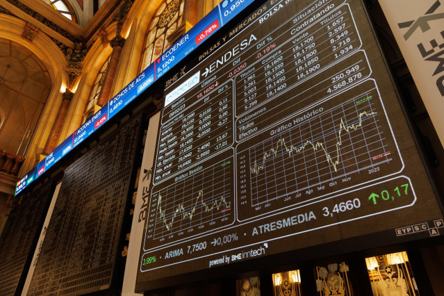 Un panel del Ibex 35 en el Palacio de la Bolsa, a 9 de febrero de 2023, en Madrid (España).