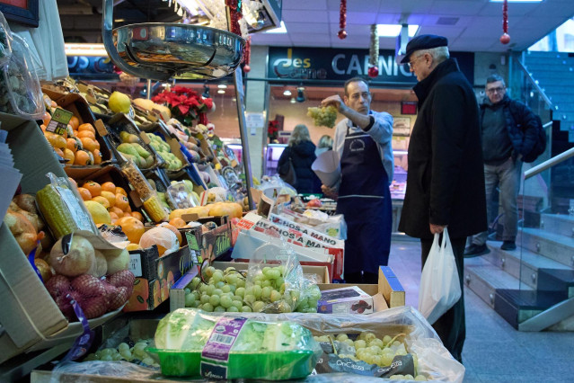 Archivo - Varias personas en una frutería en el mercado de Prosperidad